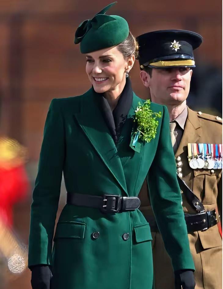 最近图片，凯特王妃亮相圣帕特里克节，这波造型藏了不少细节！她身上这件墨绿大衣亮相