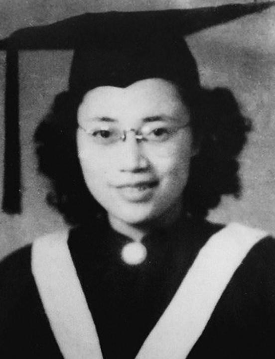 1950年，潜伏在台湾的女地下党，面对敌人的抓捕，她只是走向阳台取下旗袍，而这身