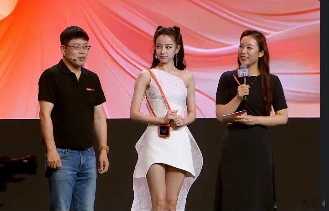 迪丽热巴这发型是在模仿哪吒吗？ ​​​