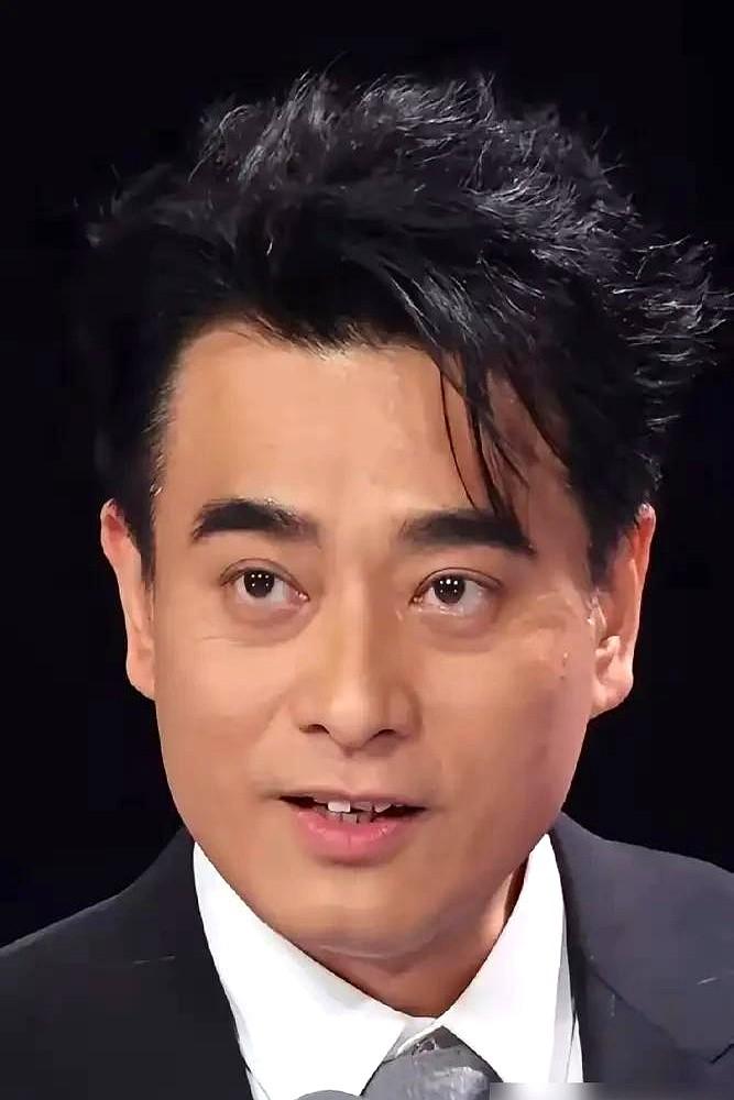 陈龙无滤镜生图火了，牙齿东倒西歪，年近50岁这状态真敢拍！

他牙缝明显，甚至可