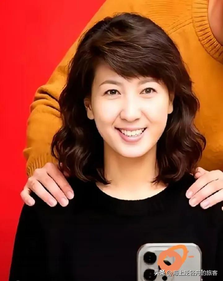 闫学晶这回怕是要在家哭晕过去了。

好不容易才把“炫富”的风头避过去，结果被亲妈