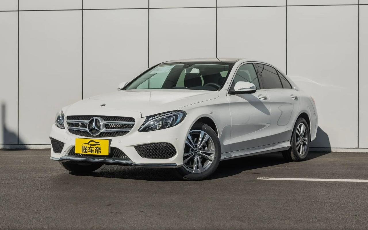 作为豪华中型轿车的“常青树”，二手奔驰C级确实吸引人——品牌体面、内饰精致、开出