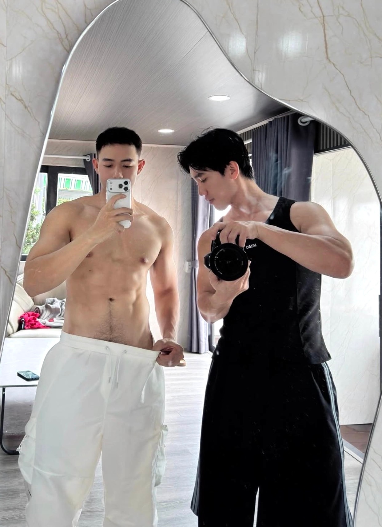 👬🏻神仙友谊说的就是他们吧！✨ 模特 HIMA 和摄影师 HYU ，越南🇻