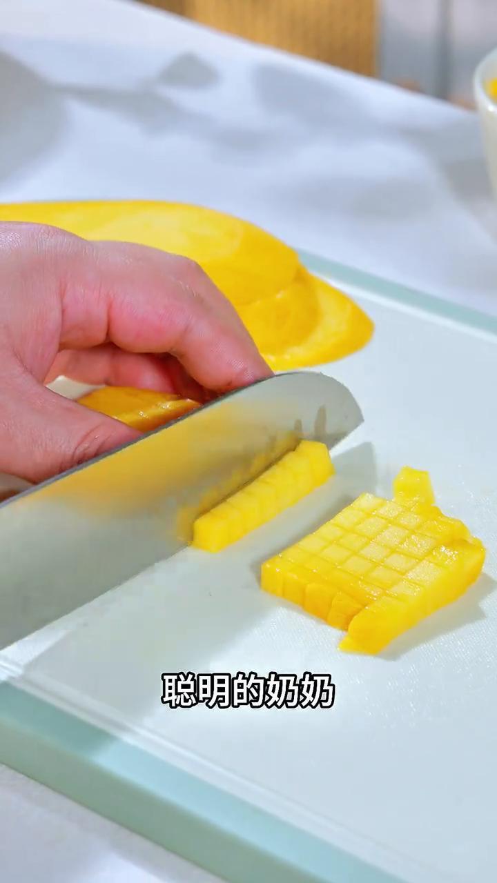 真是丧尽天良，不要钱的开水加点香精色素就敢卖五块一根。其实孩子想吃冰棍，在家做真