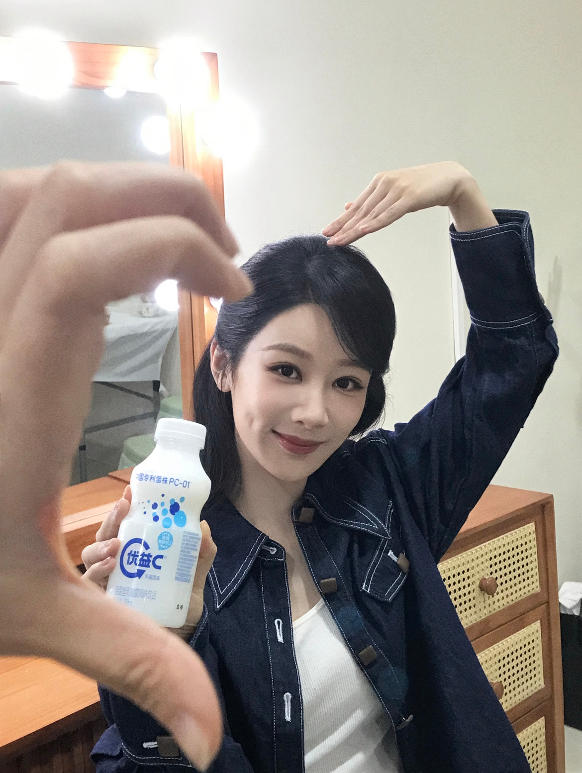 杨紫啊啊啊下次我们俩个人 就这么比心