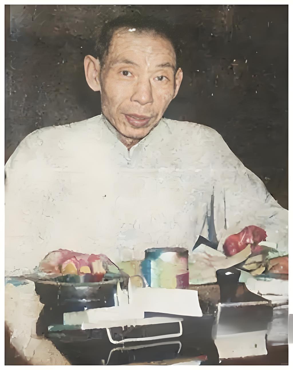 要说照片中的这杜月笙啊，那可是旧上海响当当的“混世魔王”！您看照片里这位，一身长
