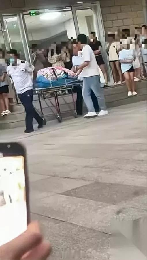 大二女生宿舍生娃

最戳人的不是谁没负责——

是她住了两年的宿舍，居然没个能说