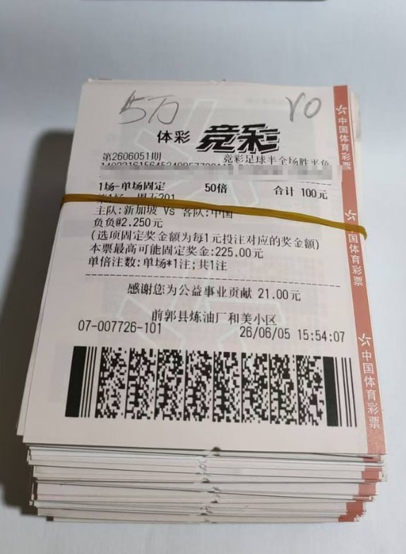 平时国足确实不给力但是踢新加坡这种鱼腩球队还是没什么问题的多说无意国足给我冲！每