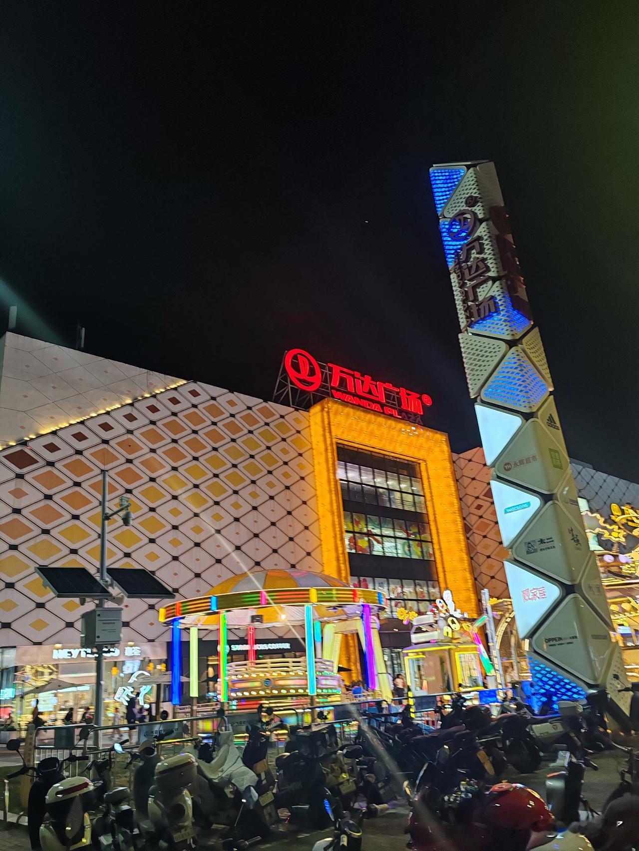 万达的人气着实很旺，尤其是在节假日期间。王健林把它卖了，着实有些可惜。
龙海二路