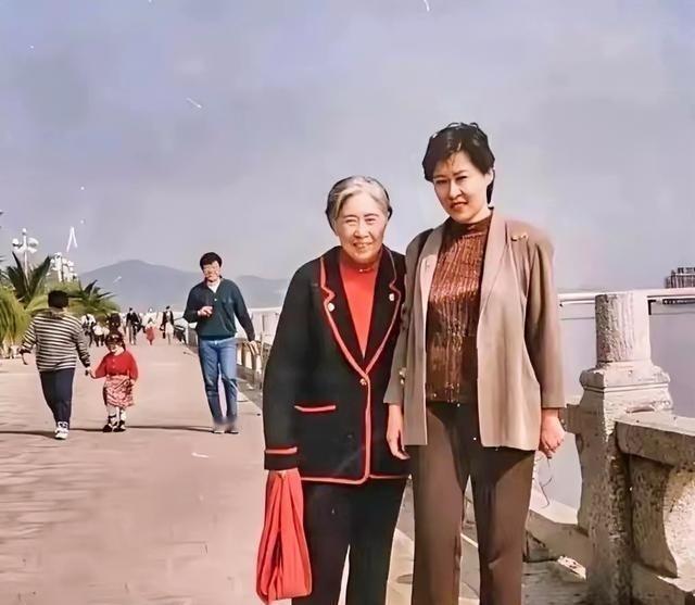 《1990年一张照片》

38岁辞巅峰事业，伴70岁慈母渡流年
​