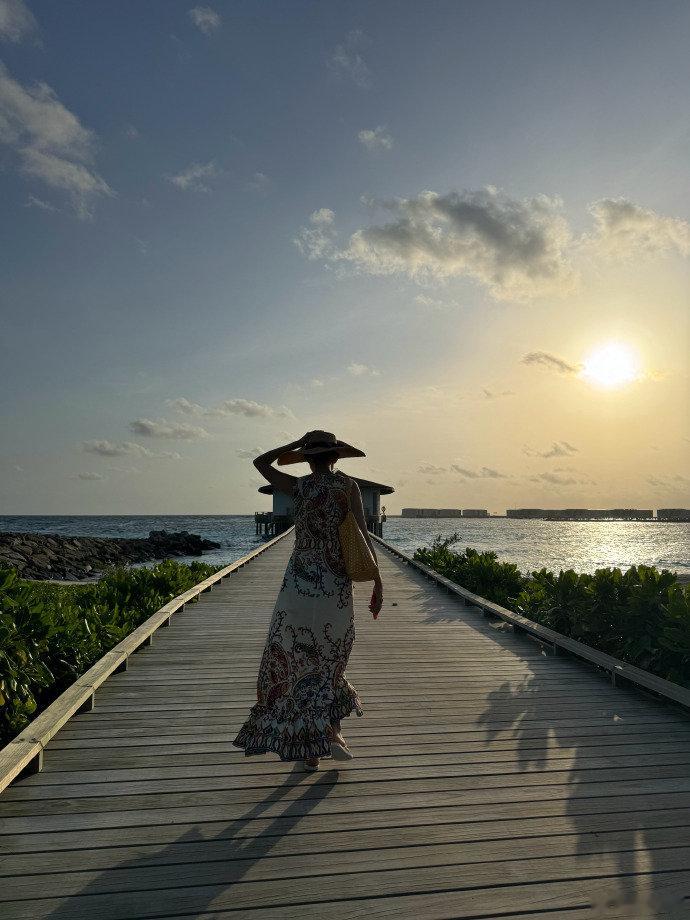蔡少芬张晋马尔代夫度假 海岛日落美景配美女芬！蔡少芬晒出度假合照，松弛感直接拉满