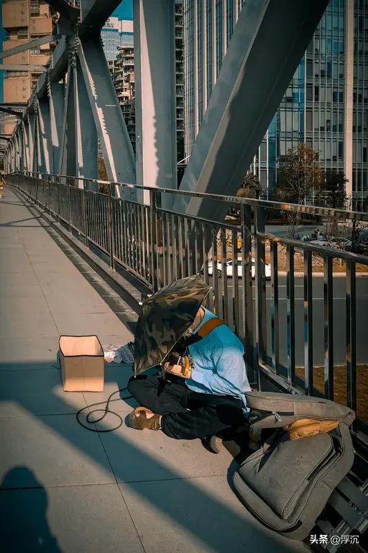 懒和穷哪个更可怕？我觉得懒更可怕。穷的根源很多时候和懒有关，穷人容易有“穷人思维