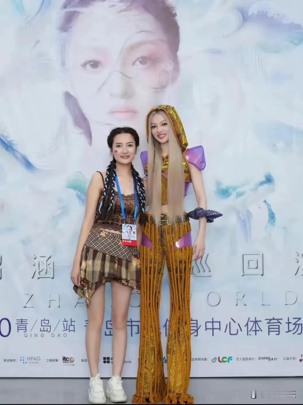 张韶涵的明星气质太惊艳了，
和粉丝合照张韶涵更明艳出挑，
一双大长腿更是吸睛，
