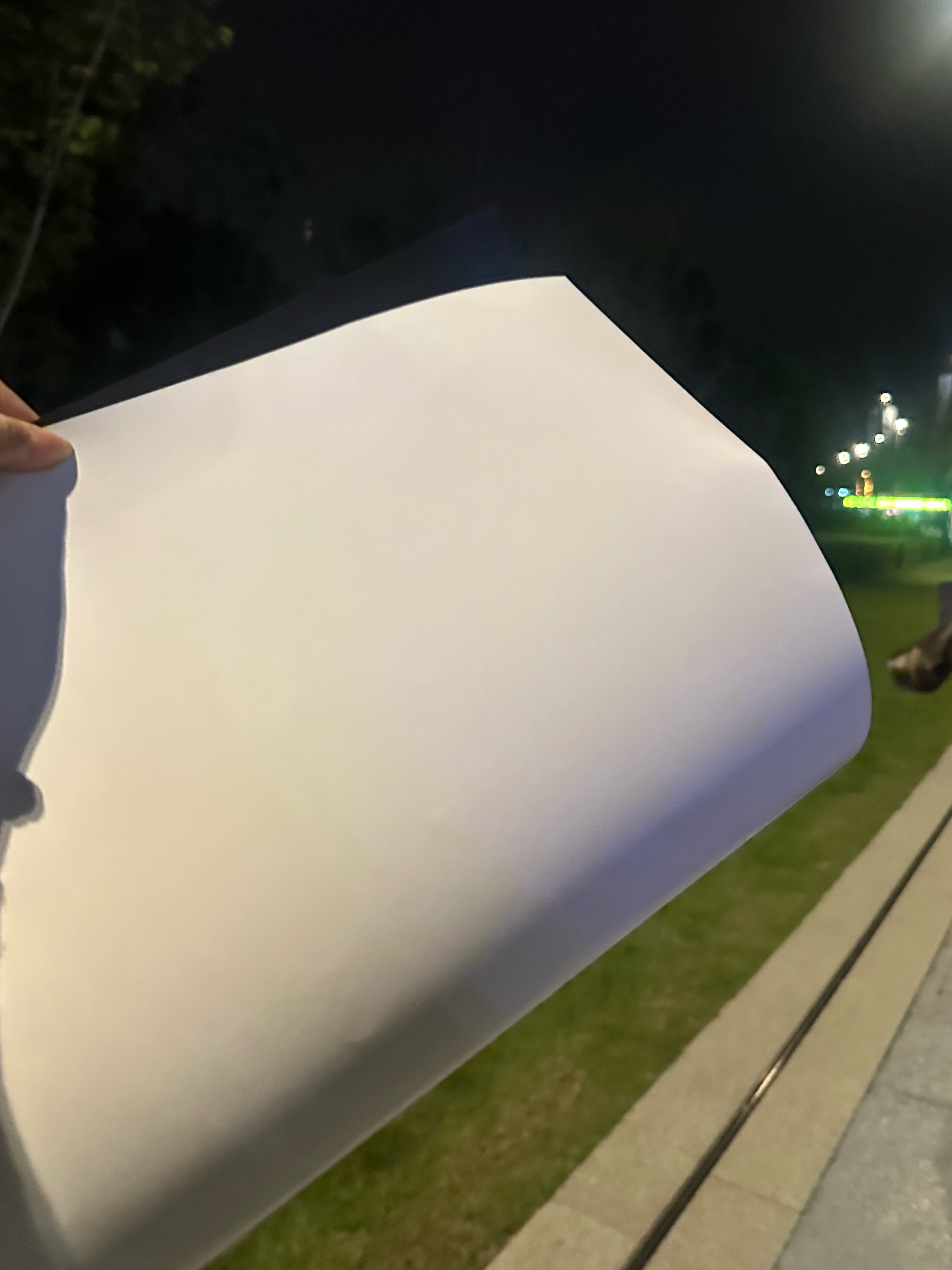 哦对❗建议大家：最近没事都去荣耀门店晃悠～前几天朋友请我去看王○的演唱会，有两张