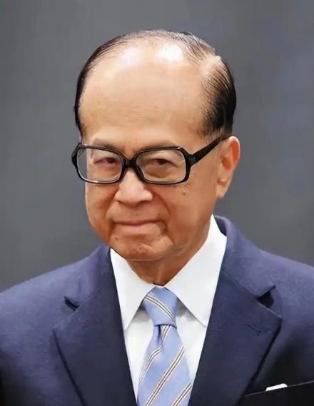 中国不挽留、美国不收留，被夹在中间的李嘉诚又该怎么办？大公报四次三番喊话被他当作