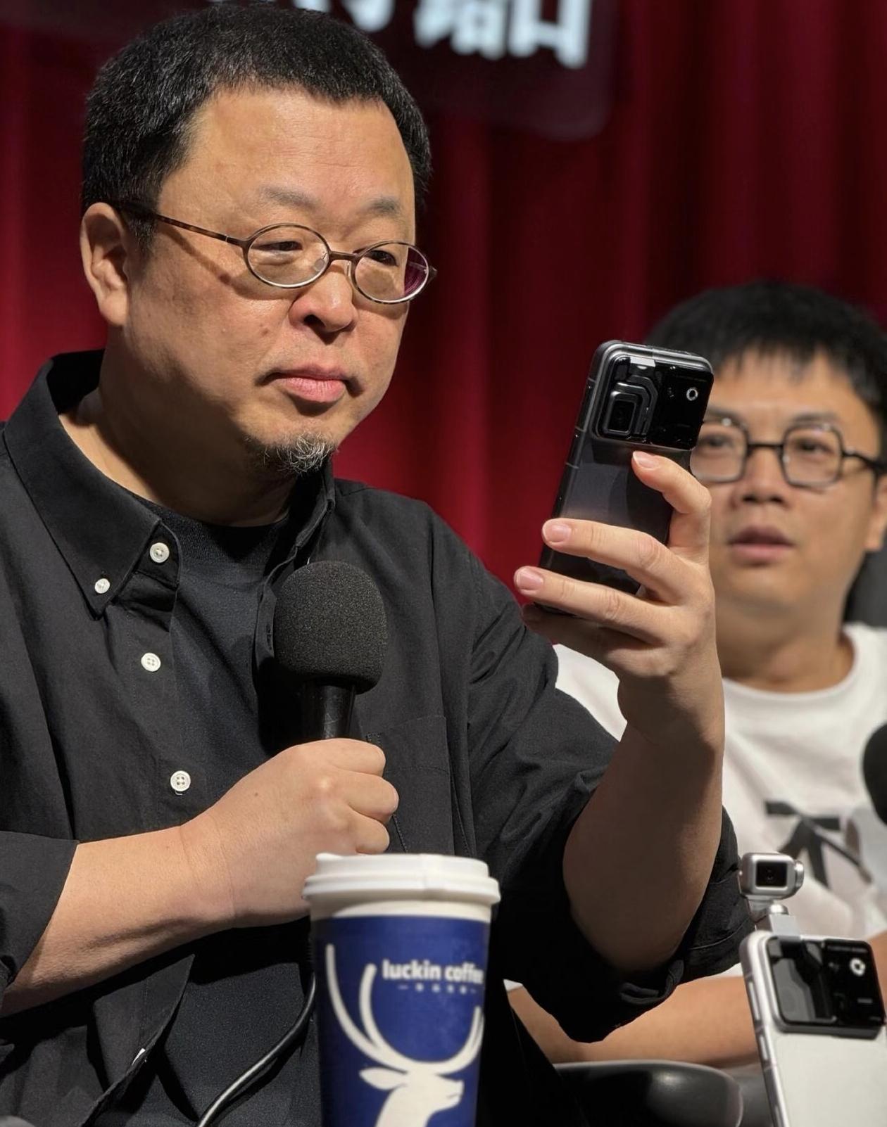 那个对手机相当挑剔的罗永浩，用上荣耀Robot Phone了

众所周知罗永浩对