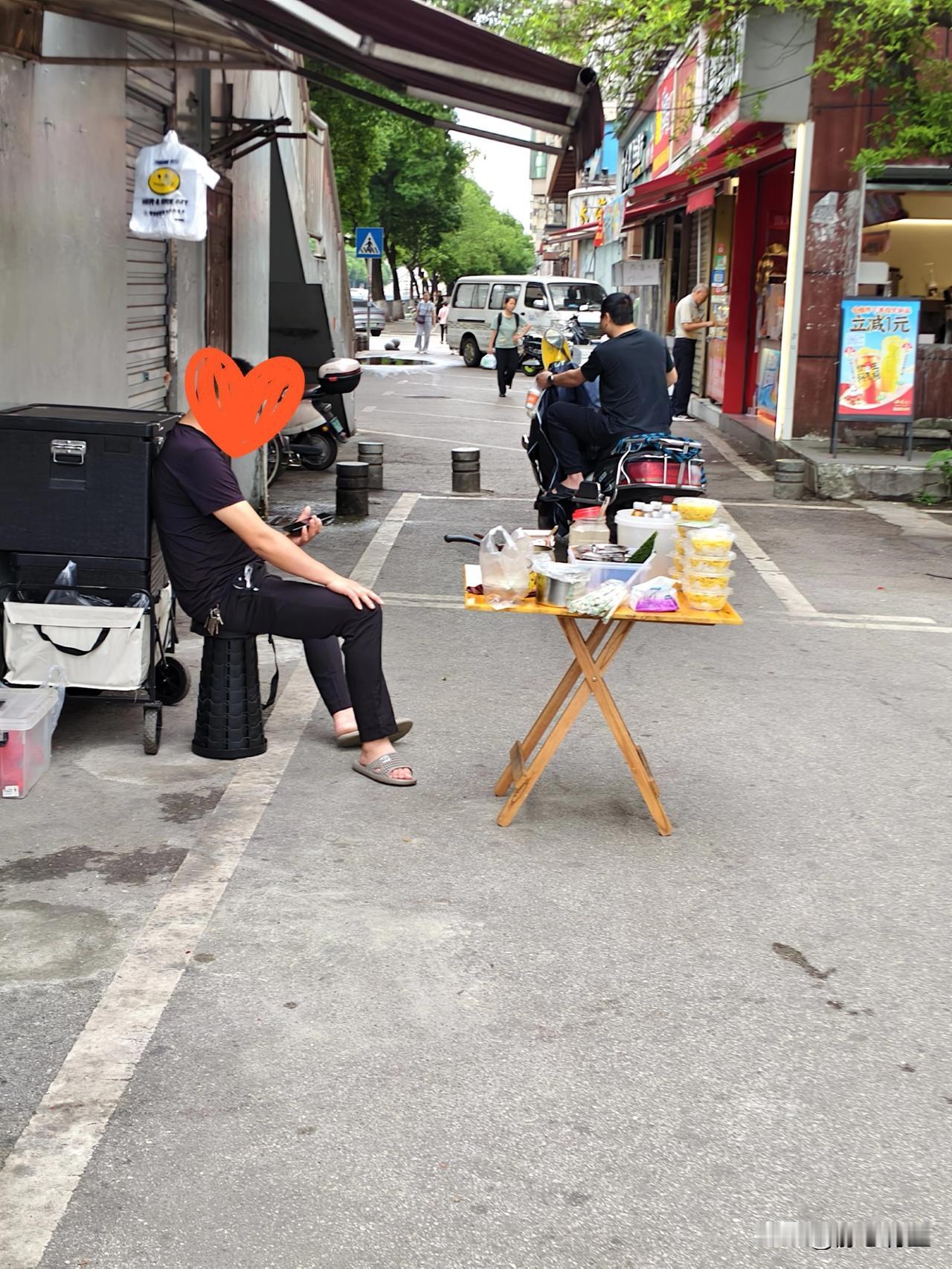 5元钱的高消费。
今天晨跑后，高消费一把，5元钱吃了一碗拌粉。
不是价格有多贵，