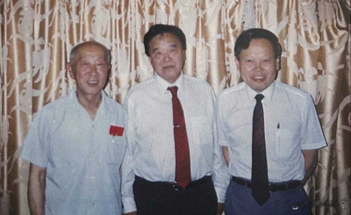 【老照片背后的故事167】
1992年6月1日，左起：黄昆、张守廉、杨振宁摄于北