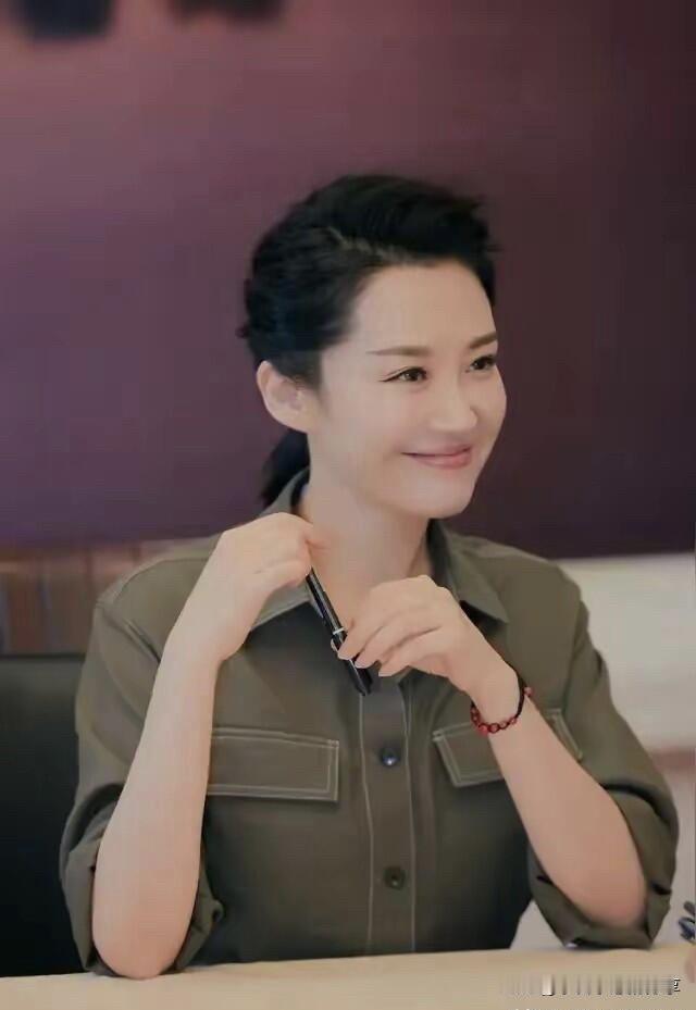 这一位女明星是真正意义上的不老女神，她的美是阳光的、洋气的、让人看着舒服、养眼。
