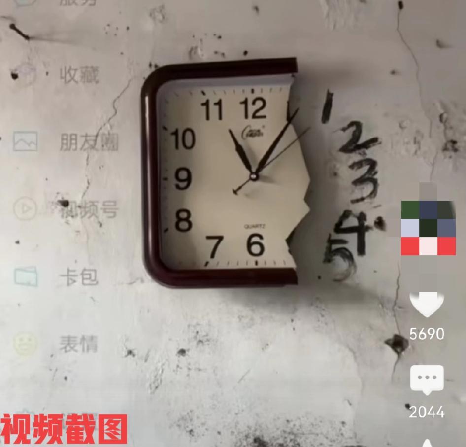 墙上有面钟，坏了一半，能走。

此刻看到主人生活的极简，没有把这坏钟置换，坏了一