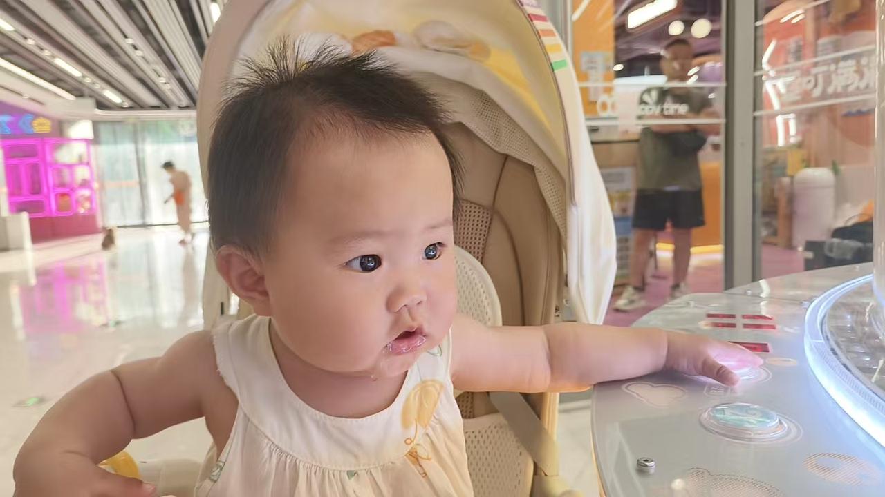 被玩具城的玩具吸引住了！！！