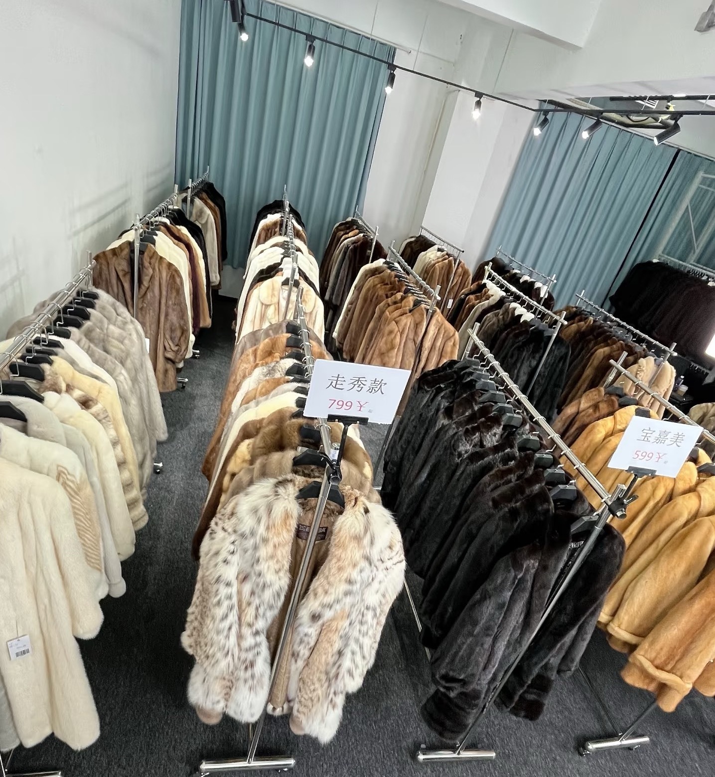 商家清仓皮草棉服100块三件随便挑 经济下行，物价都越来越便宜了！ 棉服皮草打包