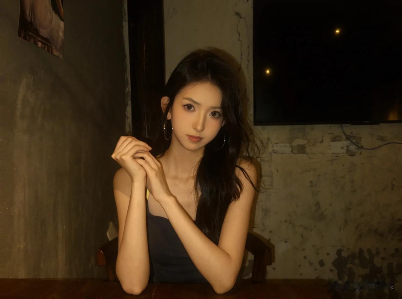 月华如练，美人如画。