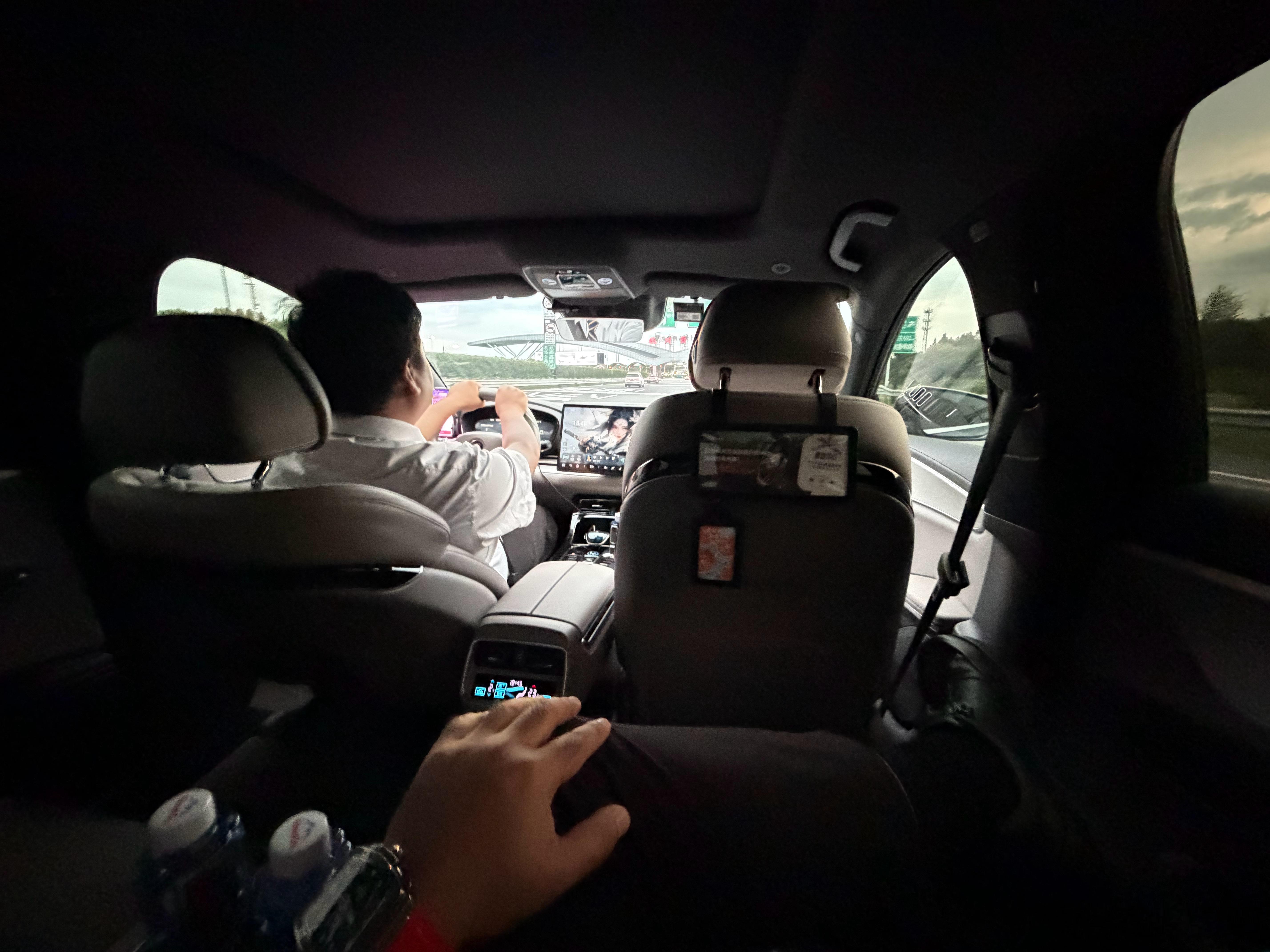 到杭州了，现在去横店，剧组还等我着拍戏呢