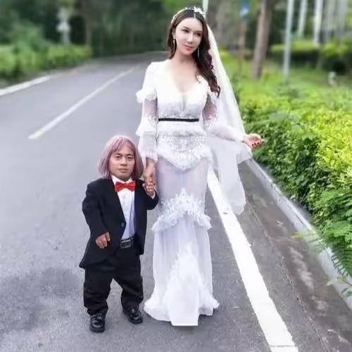 龚玥菲这眼光真不是一般人，从低矮男友到亚洲第一巨人，博眼球的能力绝对厉害
​龚玥