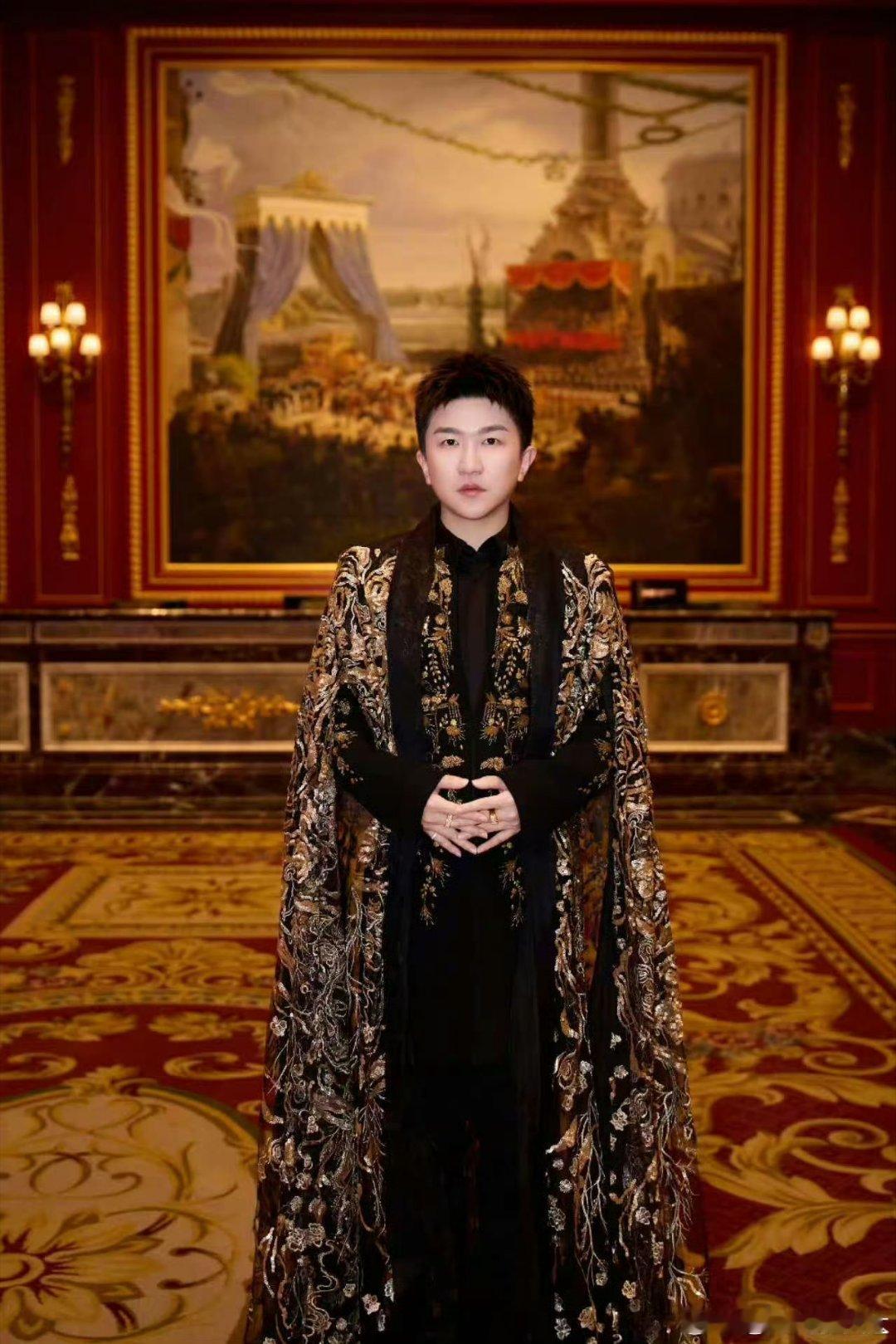 不如让张大大来  星光大赏晚会主持引热议，张大大成内娱晚会主持优选！以其独特的个