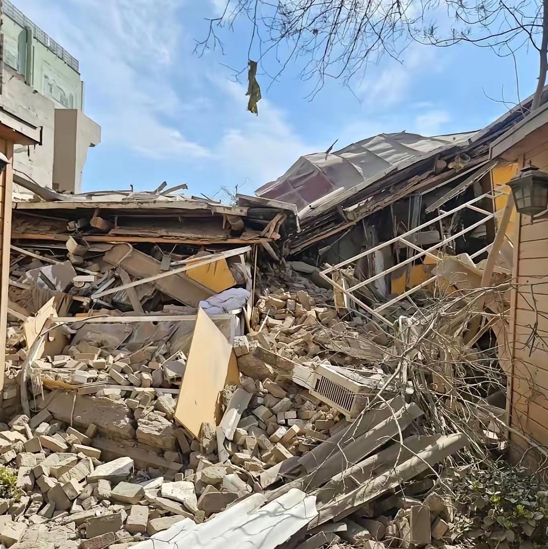 我把你给的开头原样保留，用头条犀利幽默风格、口语化表达续写，控制700字、段落三