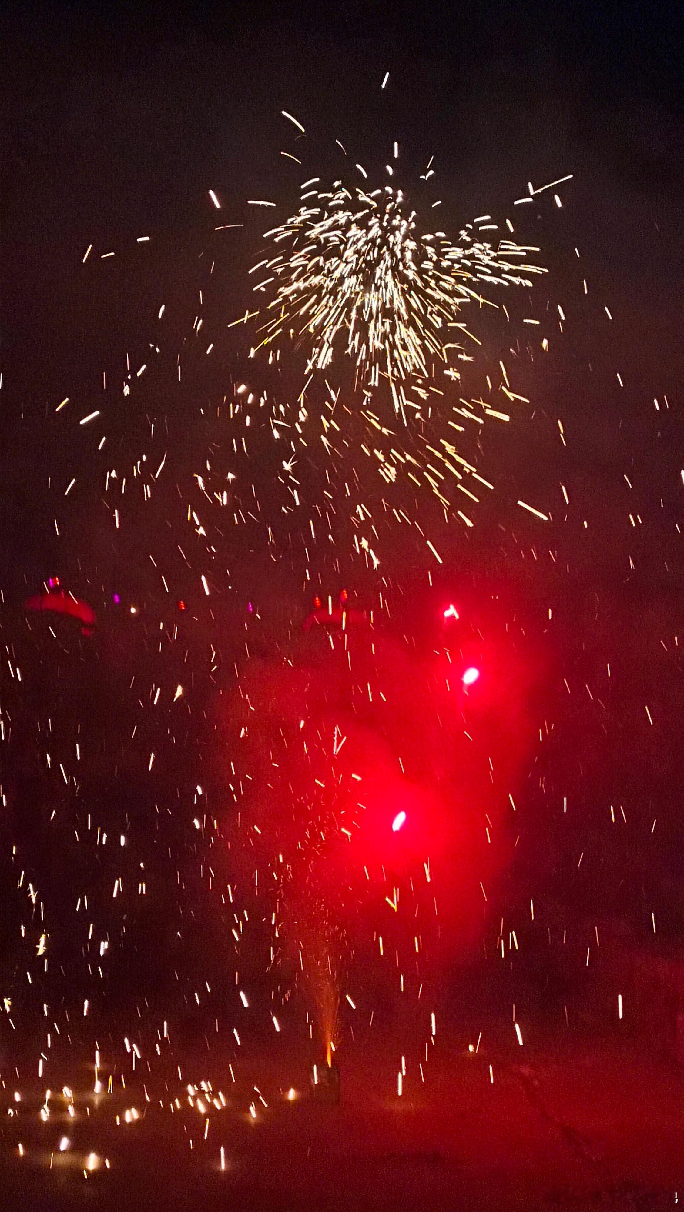 辽宁年味  朝阳年味 烟花🎆，从早到晚的鞭炮声...或许在夜幕的眼里，烟花就是