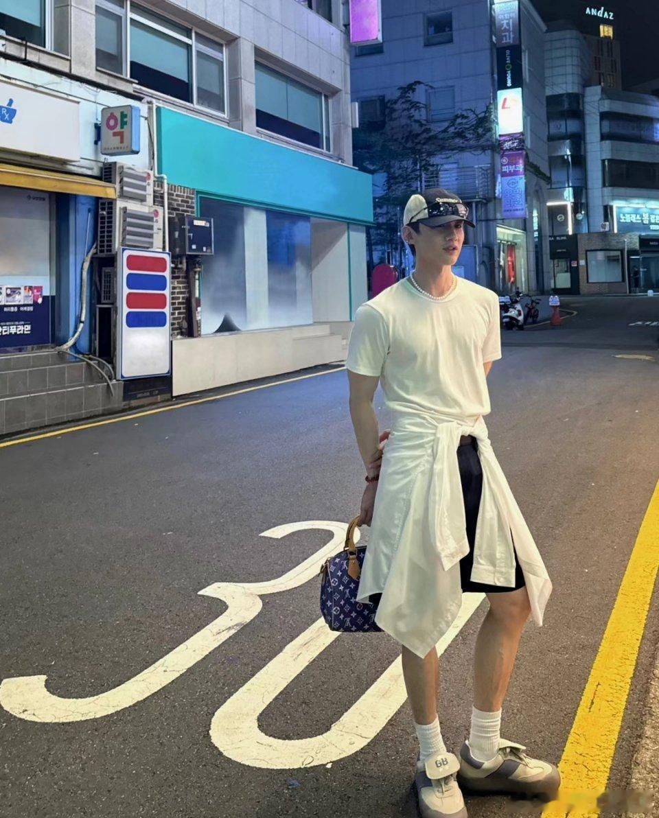 白敬亭真的是硬帅，虽然上春山给他带去了不少的影响，但是真的不影响他的颜值发挥 ​