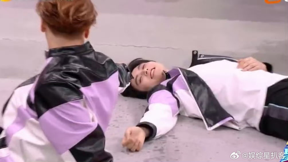 王嘉尔加陈飞宇等于人仰马翻你好星期六 从帅气登场到人仰马翻，只需要五局泼水！ 