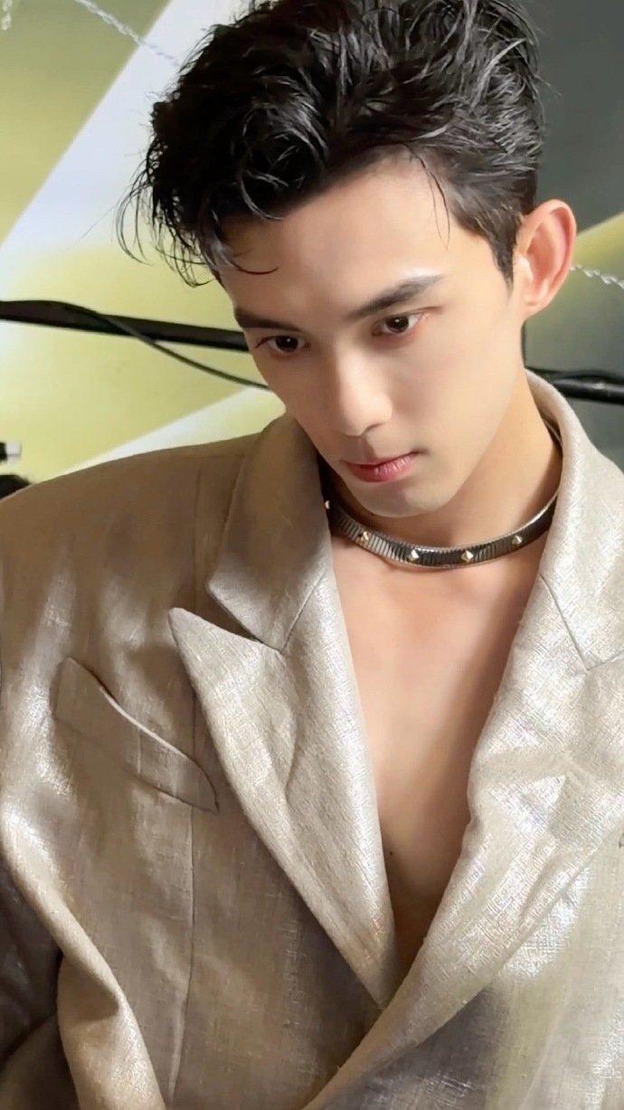 这个吴磊无法保持干燥 吴磊这套深V真空西装直接杀疯了，勾颈环的动作又撩又蛊，荷尔