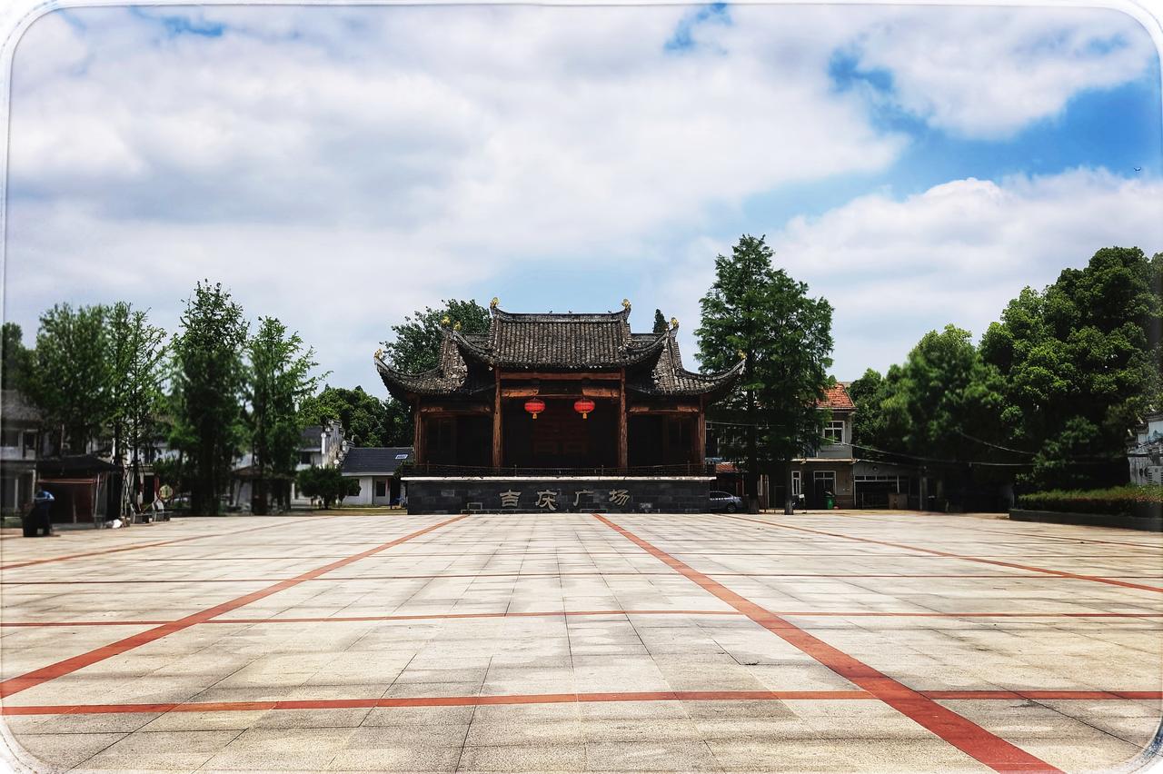 再访石榴红村
又一次踏入石榴红村的地界，像与老友赴一场久别的约会，徽派的白墙黛瓦