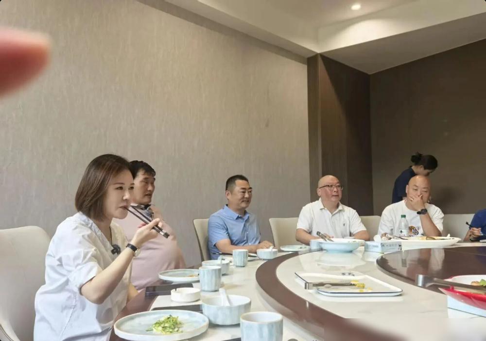 大衣哥没穿大衣，差点没认出来。
刚出竹园春风，就被粉丝围住。2024年5月3日
