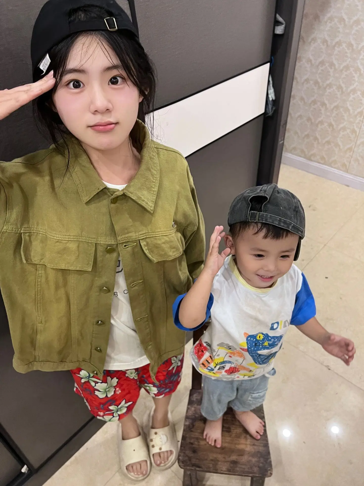 我才二十岁 我也很想玩  但有个小朋友叫我妈妈