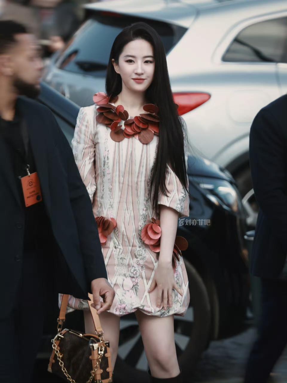 美美的刘亦菲 ，松弛出席时装周，实在美丽🤩[赞]