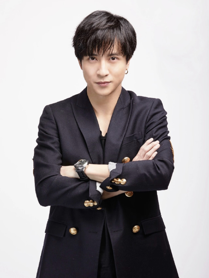 李雨桐要的西装手表现在值多少钱 李雨桐喊话薛之谦归还蓝色西装与沛纳海手表，网友用