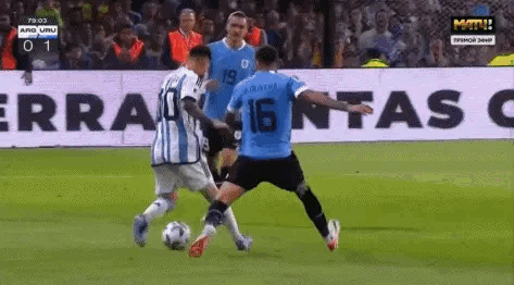 巴尔韦德，奥利韦拉教你如何阻止梅西！[笑哭]人家带球，奥利韦拉是带人马赛回旋。[