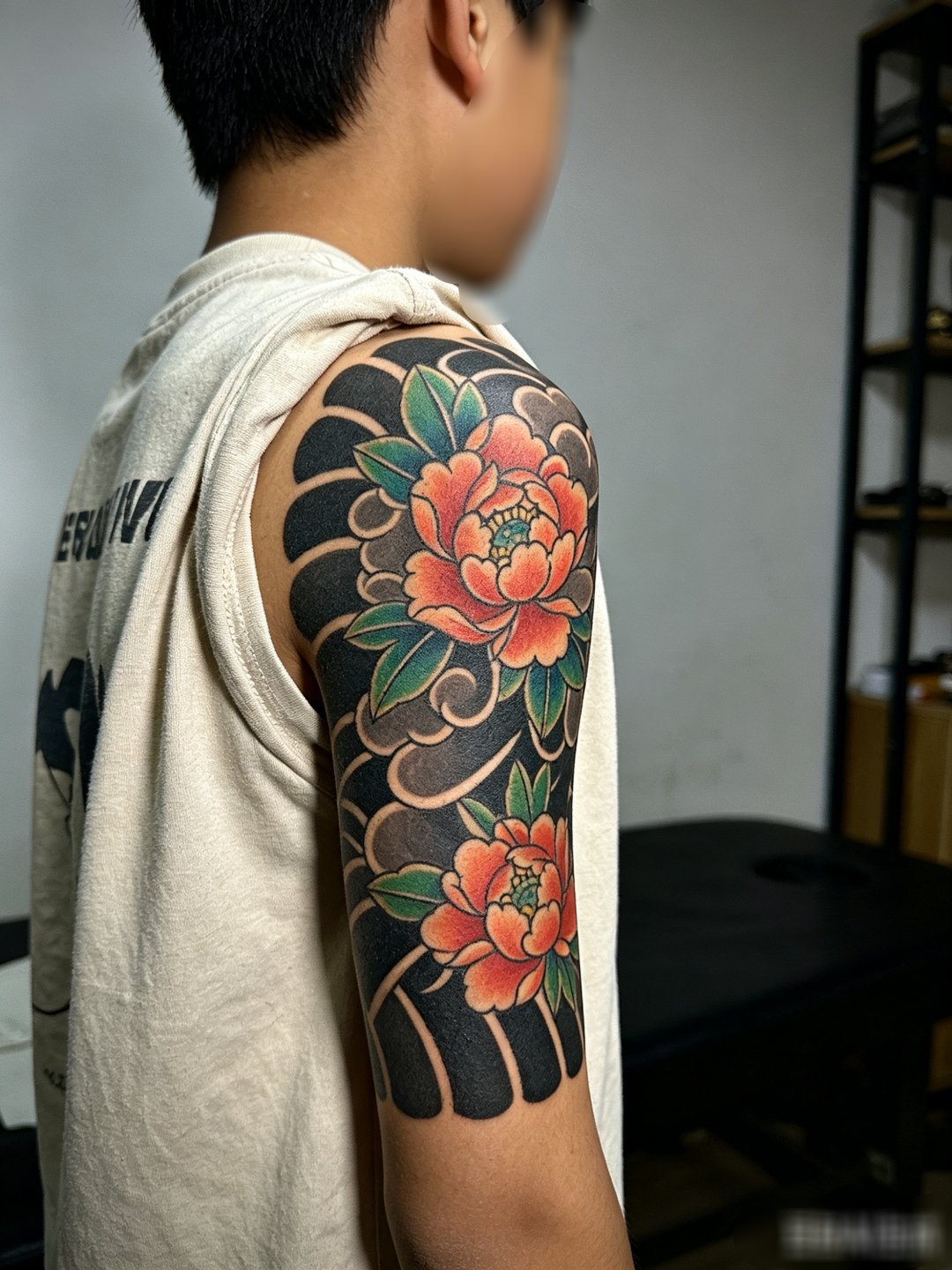 父亲回应16岁儿子谎称成年文大花臂16岁正是三观成型、需要正确引导的年纪，成长环