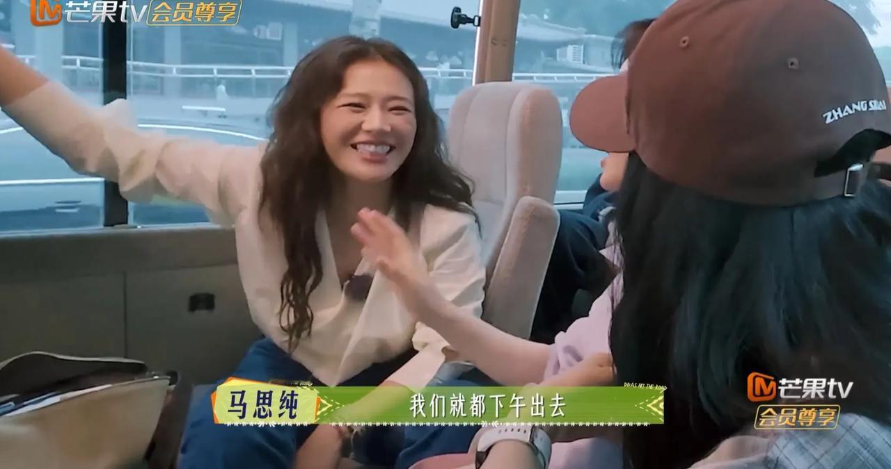 马思纯告诉陈数要休息到下午出去，
陈数马上摆手，
拍着马思纯的背，
轻声告诉她，
