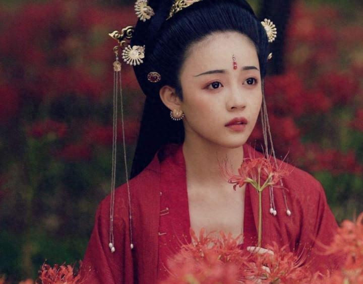 她让成都遍地芙蓉，三位皇帝为她倾心，苏轼念念不忘，去世后竟成为受人敬仰的送子娘娘