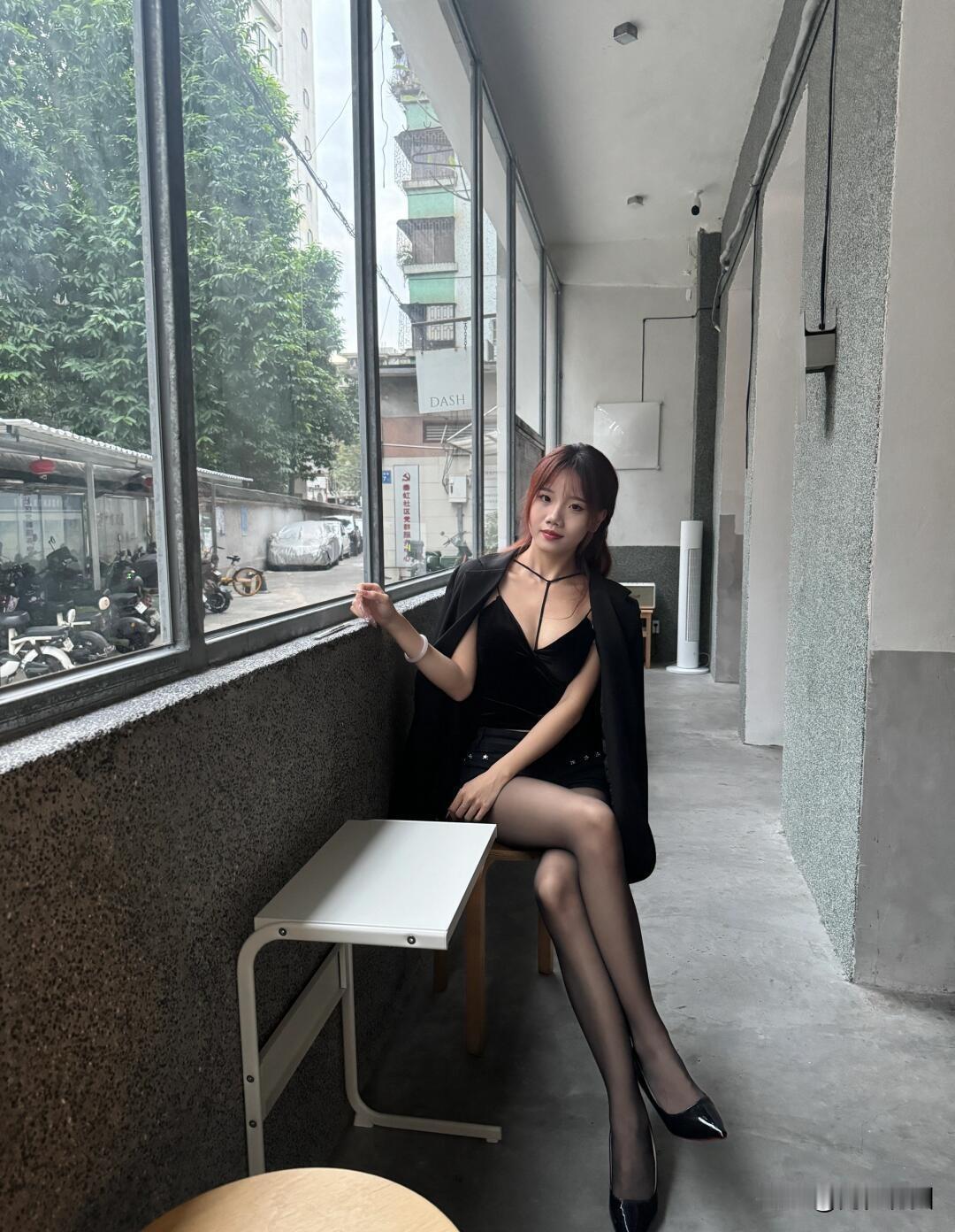 坐在窗边看风景