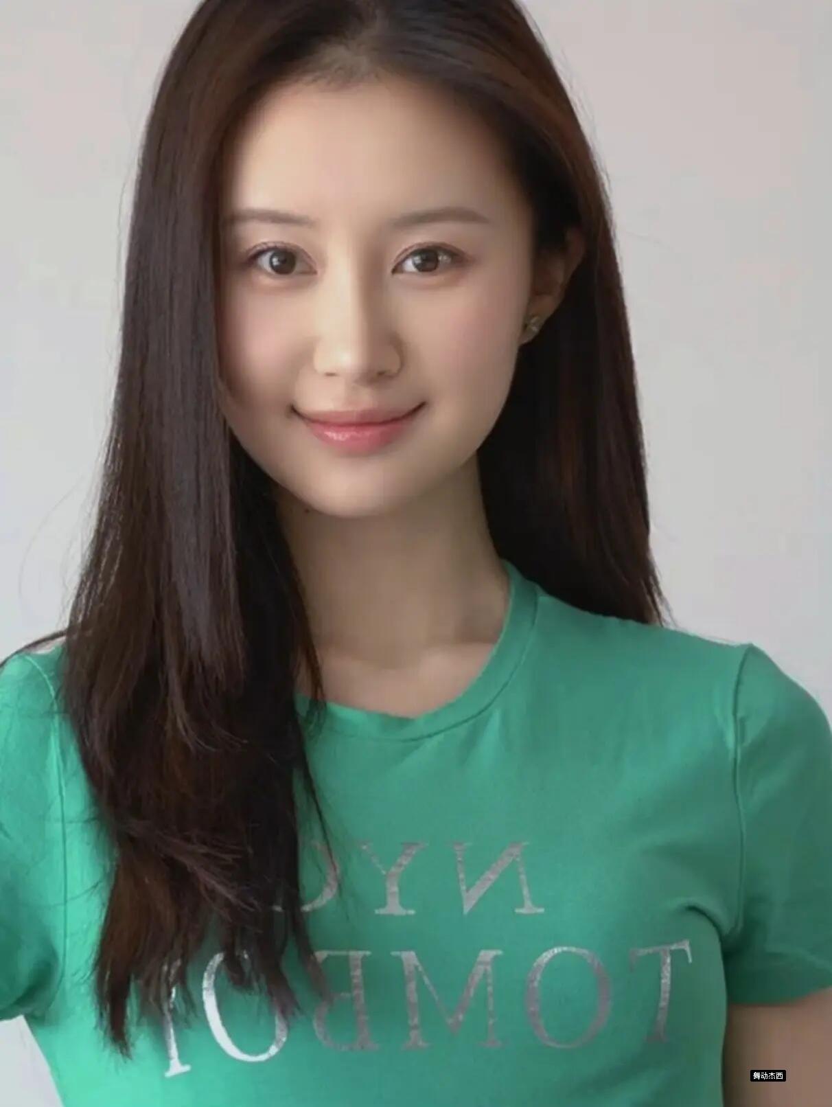 她是谁，你能否第一时间叫出她的名字
自带清冷温婉又带着一丝少女的灵气
流畅的鹅蛋