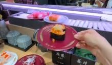 据新黄河5月19日报道，餐饮行业又曝出让人揪心的卫生违规事件，杭州萧山一家寿司郎