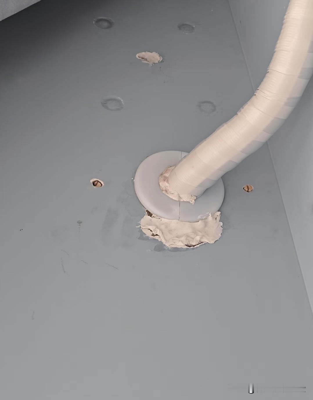 空调打孔，打成这样正常吗？
      请问装空调水钻打孔墙面搞成这样正常吗？周