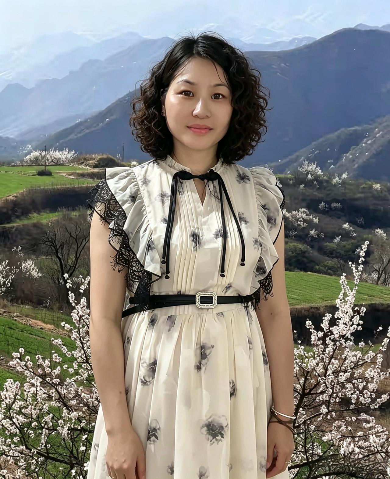 你把春天，穿在了身上
米白的裙裾，晕开墨色的花
像把一整幅江南的烟雨，揉进了时光