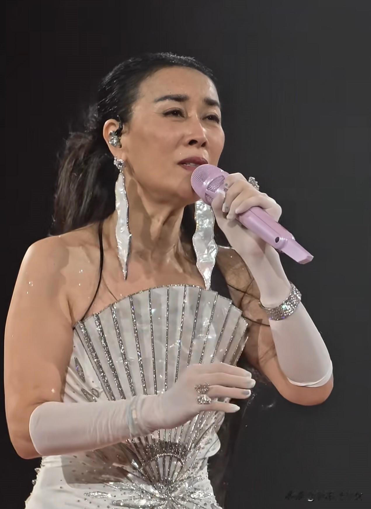 终于弄明白，
为什么这么多人不喜欢那英了，
不是因为实力不行，也不是因为不好看，
